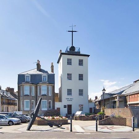 Stylish Beachfront Apartment In Historic Deal Exterior photo
