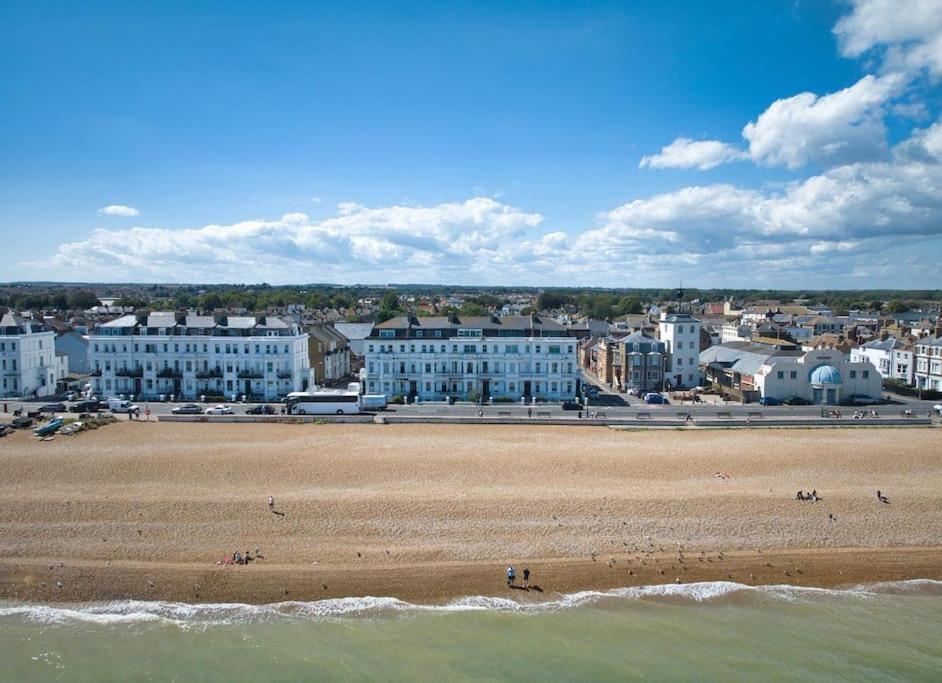 Stylish Beachfront Apartment In Historic Deal Exterior photo