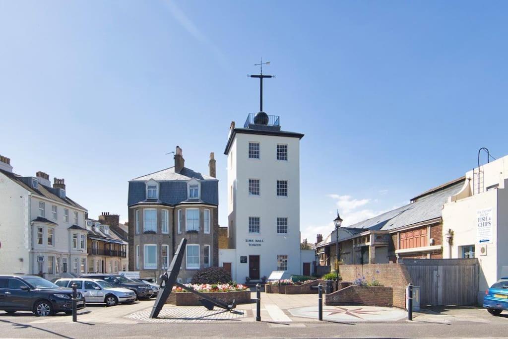 Stylish Beachfront Apartment In Historic Deal Exterior photo